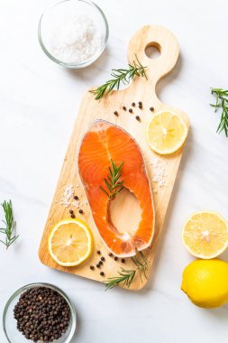 taze çiğ somon fileto biftek