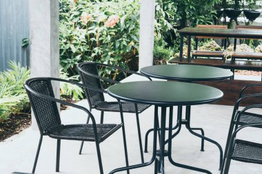 cafe restoranda masa ve sandalye