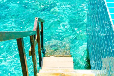 Maldivler okyanusa ahşap merdiven