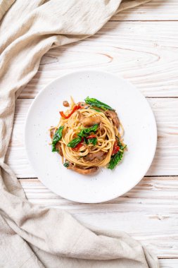 tavuk ve fesleğen ile karıştırın-kızarmış spagetti