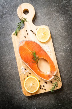 taze çiğ somon fileto biftek