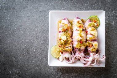 Baharatlı Chili ve limon sosu ile buharda squids