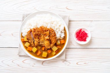 Çıtır çıtır kızarmış domuz pirzola köri ve pilav ile 