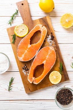 taze çiğ somon fileto biftek