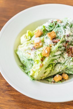 Beyaz tabakta Sezar salatası