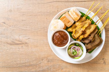 Fıstık sosu ve turşu ile domuz Satay cucumbe olan