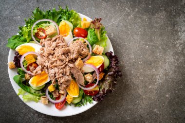 Sebze salatası ve yumurta ile tuna