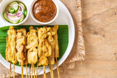 Domuz Satay-ızgara domuz fıstığı sosu veya tatlı ile servis ve 