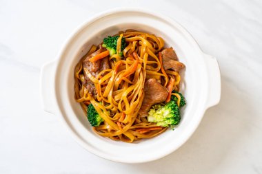 domuz ve sebze ile kızarmış erişte