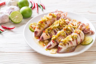 Baharatlı Chili ve limon sosu ile buharda squids