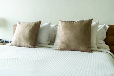 Yatak odasının iç tarafında yastık ve yatak dekorasyonu.