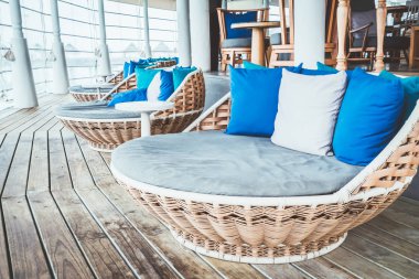 Kanepe açık verandada rahat yastık