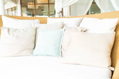 veranda sandalyesinde rahat yastık