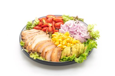 Tavuk göğsü ile sağlıklı salata kasesi 