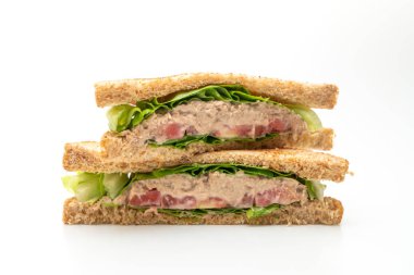 Beyaz arka planda ev yapımı tuna sandviç