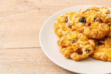 Mısır gevreği üzüm ve badem ile kurabiye