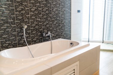 Beyaz küvet banyo dekorasyon iç