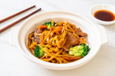 domuz ve sebze ile kızarmış erişte