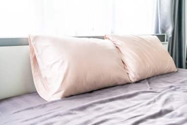 Yatakta rahat yastık 