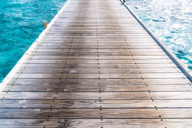 okyanus ile ahşap yürüyüş yolu