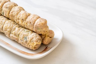 Buharda yengeç et rulo