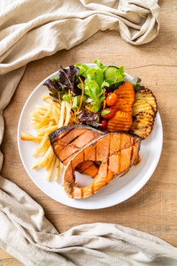 sebze ve patates kızartması ile ızgara somon biftek fileto