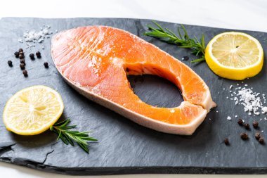 taze çiğ somon fileto biftek