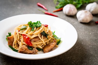 tavuk ve fesleğen ile karıştırın-kızarmış spagetti