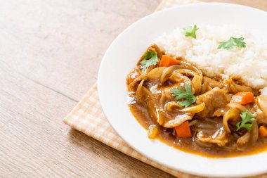 Japon köri pirinç dilimlenmiş domuz eti, havuç ve soğan ile