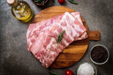 Taze çiğ domuz kaburgası. 