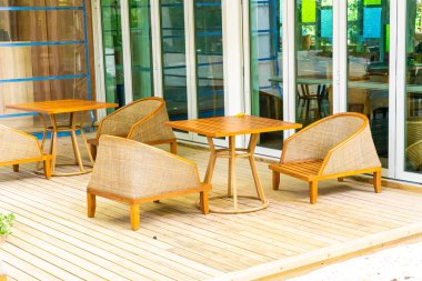 restoranda boş masa ve sandalye dekorasyonu