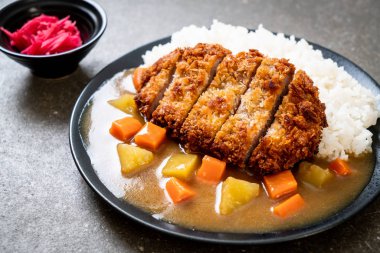 Çıtır çıtır kızarmış domuz pirzola köri ve pilav ile 