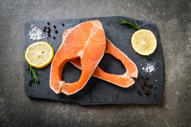 taze çiğ somon fileto biftek