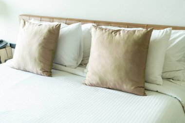 Yatak odasının iç tarafında yastık ve yatak dekorasyonu.