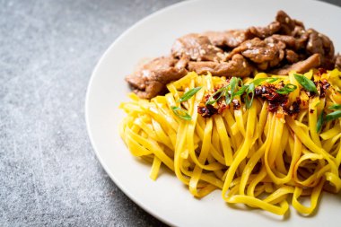 domuz eti ile Asya tavada kızartılmış erişte