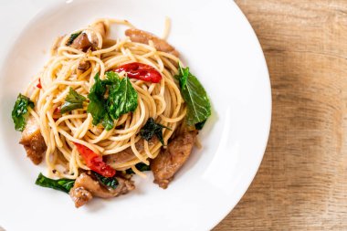 tavuk ve fesleğen ile karıştırın-kızarmış spagetti