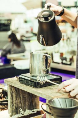 sıcak çikolata yapmak için kavanoza madde dökme