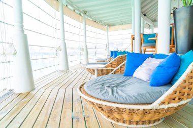 Kanepe açık verandada rahat yastık