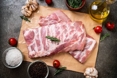 Taze çiğ domuz kaburgası. 