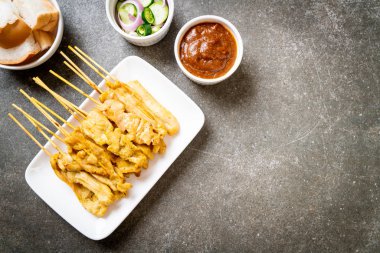 Domuz Satay-ızgara domuz fıstığı sosu veya tatlı ile servis ve 