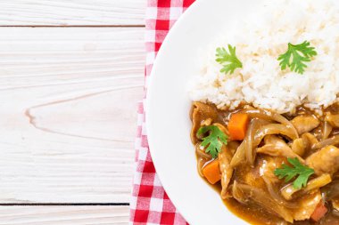 Japon köri pirinç dilimlenmiş domuz eti, havuç ve soğan ile