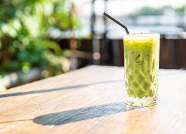 buzlu matcha yeşil çay bardağı masanın üzerine