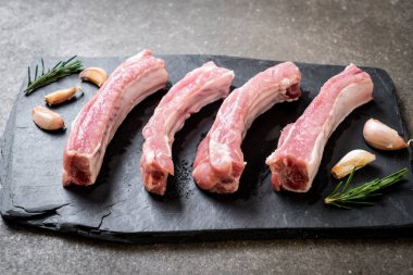 Taze Çiğ domuz kaburga malzemelerle