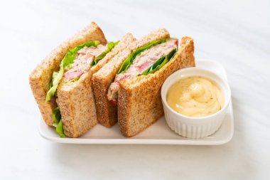 Ev yapımı ton balıklı sandviç 