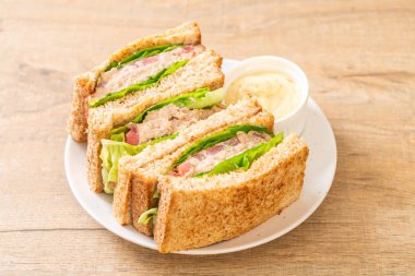 Ev yapımı ton balıklı sandviç 