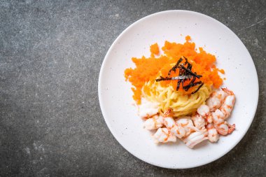 karidesler ve karides yumurtası ile spagetti kremsi