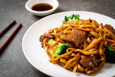 domuz ve sebze ile kızarmış erişte