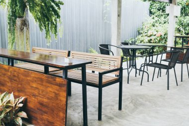 cafe restoranda masa ve sandalye