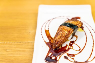 Sos ile foie gras suşi