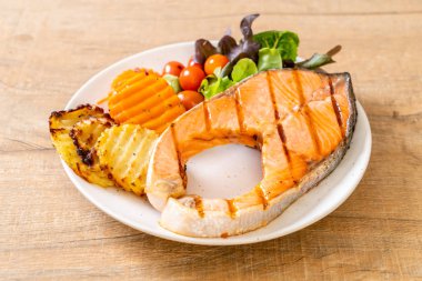 sebze ve patates kızartması ile ızgara somon biftek fileto